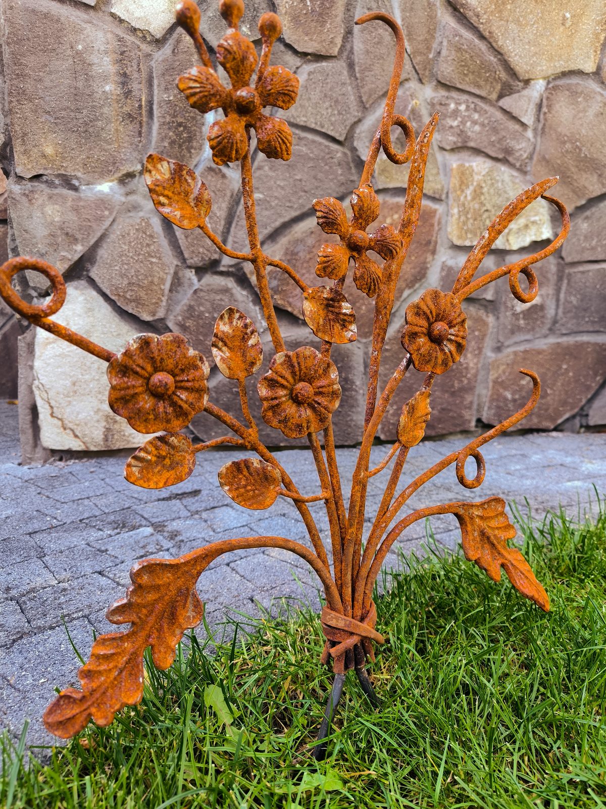 Kovaná záhradná kytica Rust Garden – ručne kovaná hrdzavá dekorácia do záhonu
