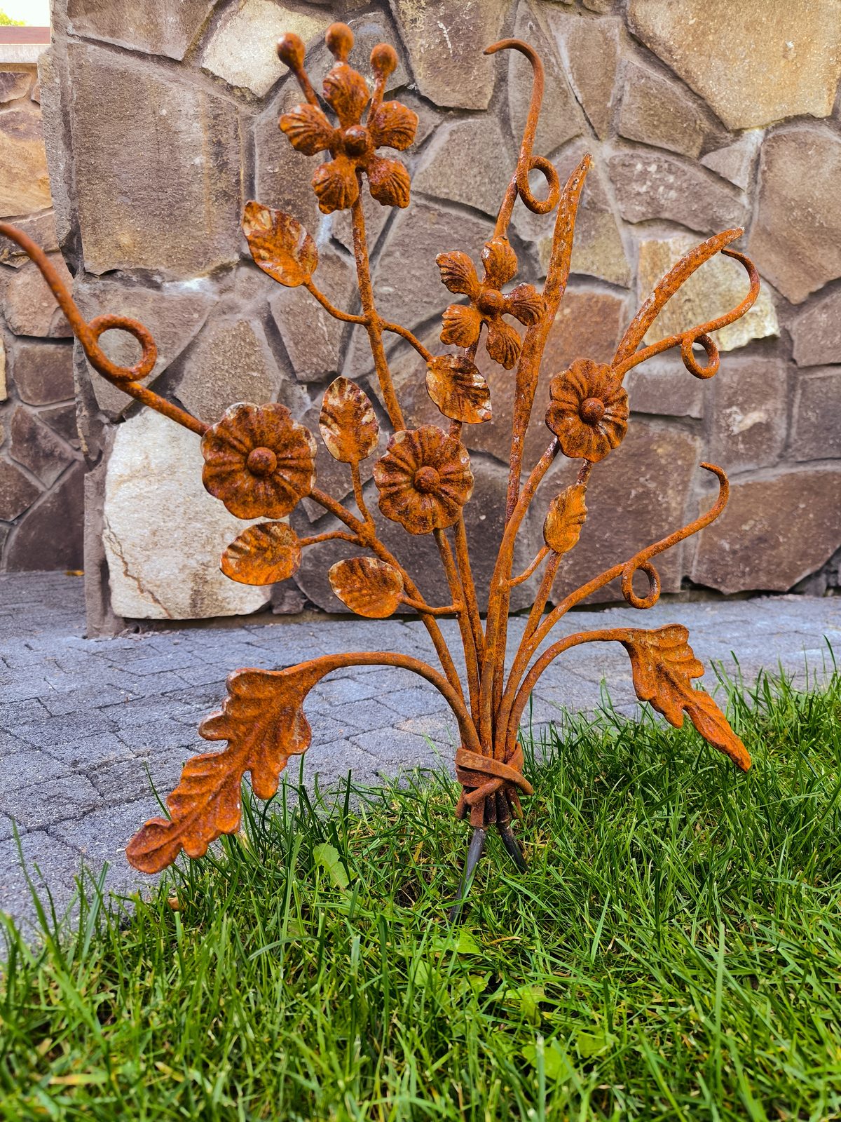 Kovaná záhradná kytica Rust Garden – ručne kovaná hrdzavá dekorácia do záhonu