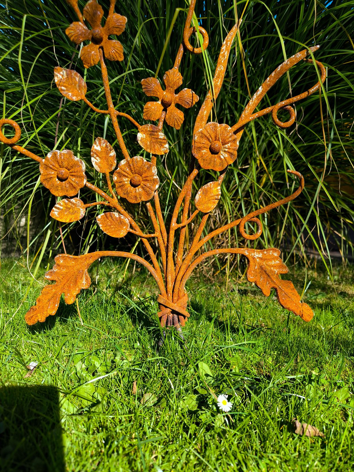 Kovaná záhradná kytica Rust Garden – ručne kovaná hrdzavá dekorácia do záhonu