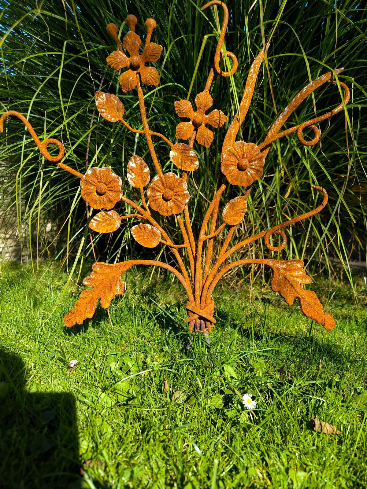 Kovaná záhradná kytica Rust Garden – ručne kovaná hrdzavá dekorácia do záhonu