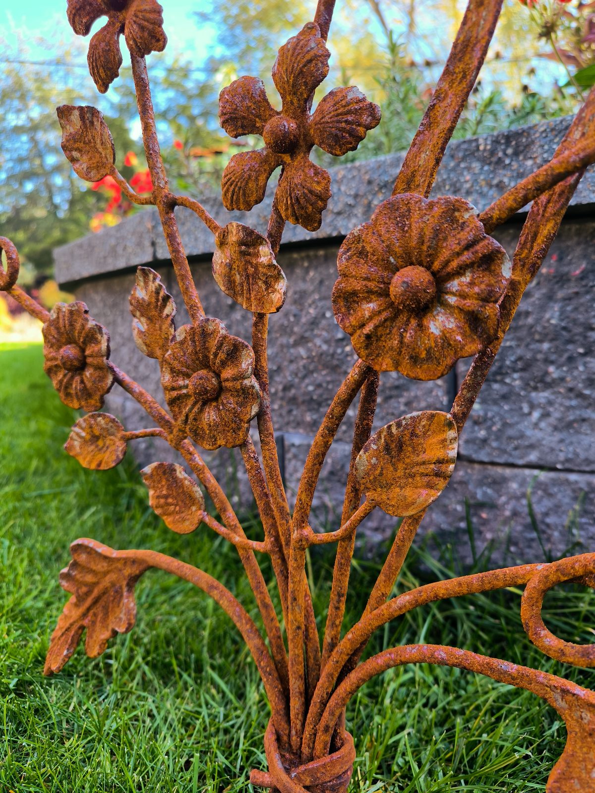 Kovaná záhradná kytica Rust Garden – ručne kovaná hrdzavá dekorácia do záhonu