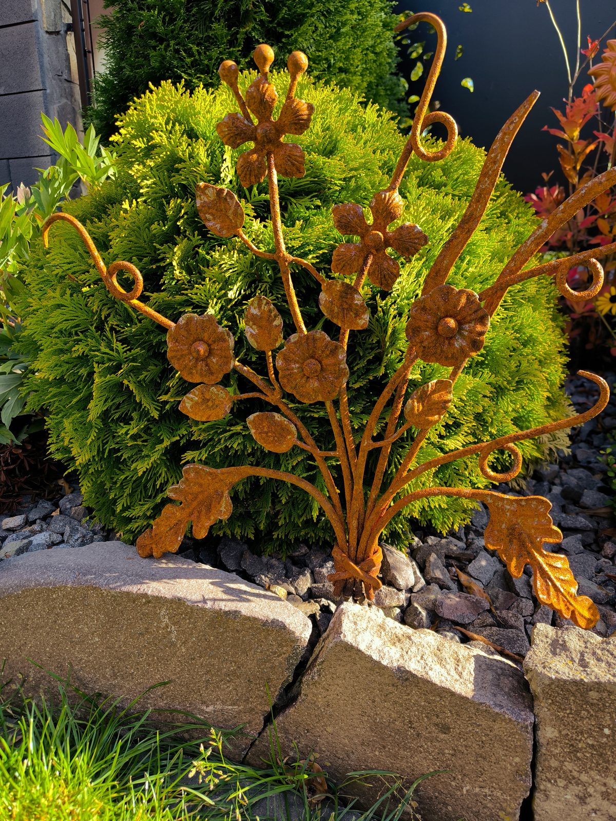 Kovaná záhradná kytica Rust Garden – ručne kovaná hrdzavá dekorácia do záhonu