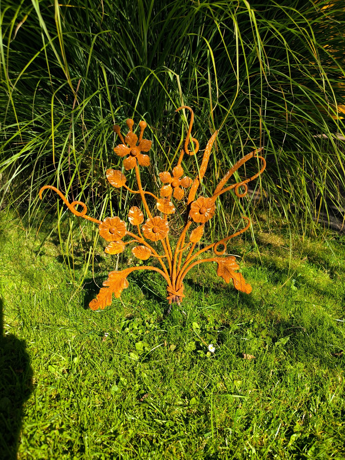 Kovaná záhradná kytica Rust Garden – ručne kovaná hrdzavá dekorácia do záhonu